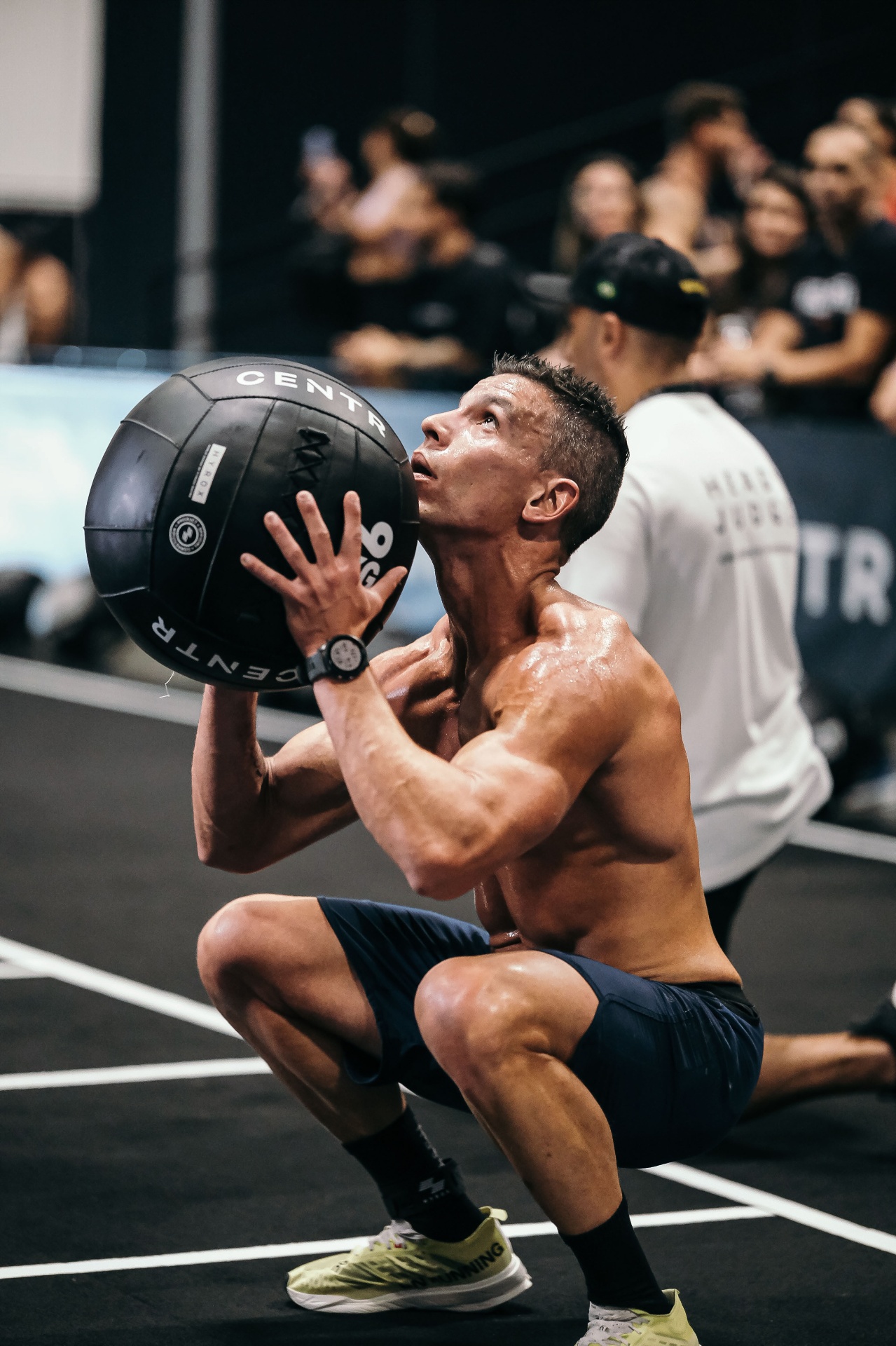 Derik Afornali executando wall ball em prova Hyrox